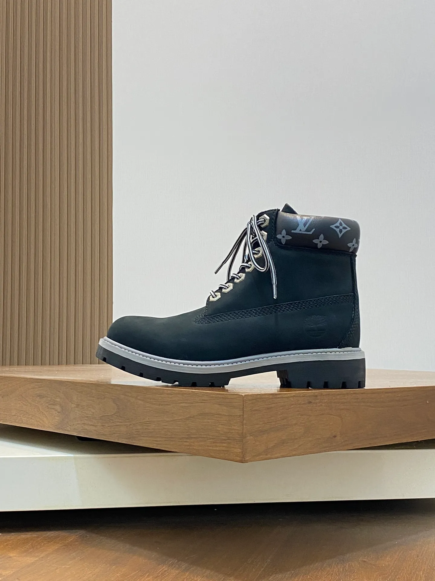 Men's shoes 💰💰760 Loui* Vuitto* x Timberlan* co-branded presbyopic rhubarb boots, ankle boots, short boots, LV x Timberland ankle boots are made of Monogram embossed waterproof nubuck cow leather, relying on the brand's exquisite craftsmanship to carefully reshape the classic Timberland 6-inch boot shape in Italy, making an eye-catching appearance in American workwear style. Created by Pharrell Williams 2025 autumn and winter menswear show. The Monogram embossed tongue, original Timberland laces and outsole are exquisite details, the leather label expresses the cooperation logo, and the delivery counter is exquisitely packaged! ▪️Size: Women's 35-40 (customized in 40) ▪️Size: Men's 39-46 (45/46 customized)